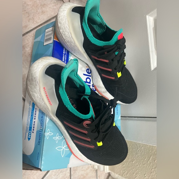 Adidas ultraboost 22 boys grade school size 5.5 fit a women’s size 7. - Picture 2 of 5